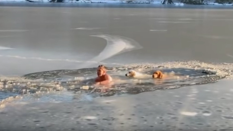 Άνδρας διασώζει δύο σκύλους εγκλωβισμένους σε παγωμένη λίμνη